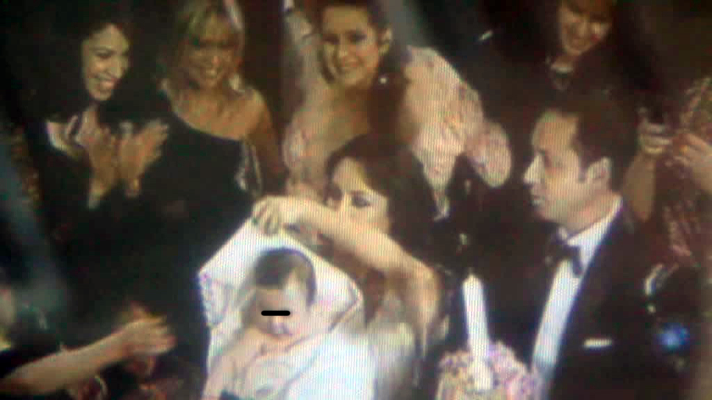 Maria se simte confortabil in bratele nasei Andra