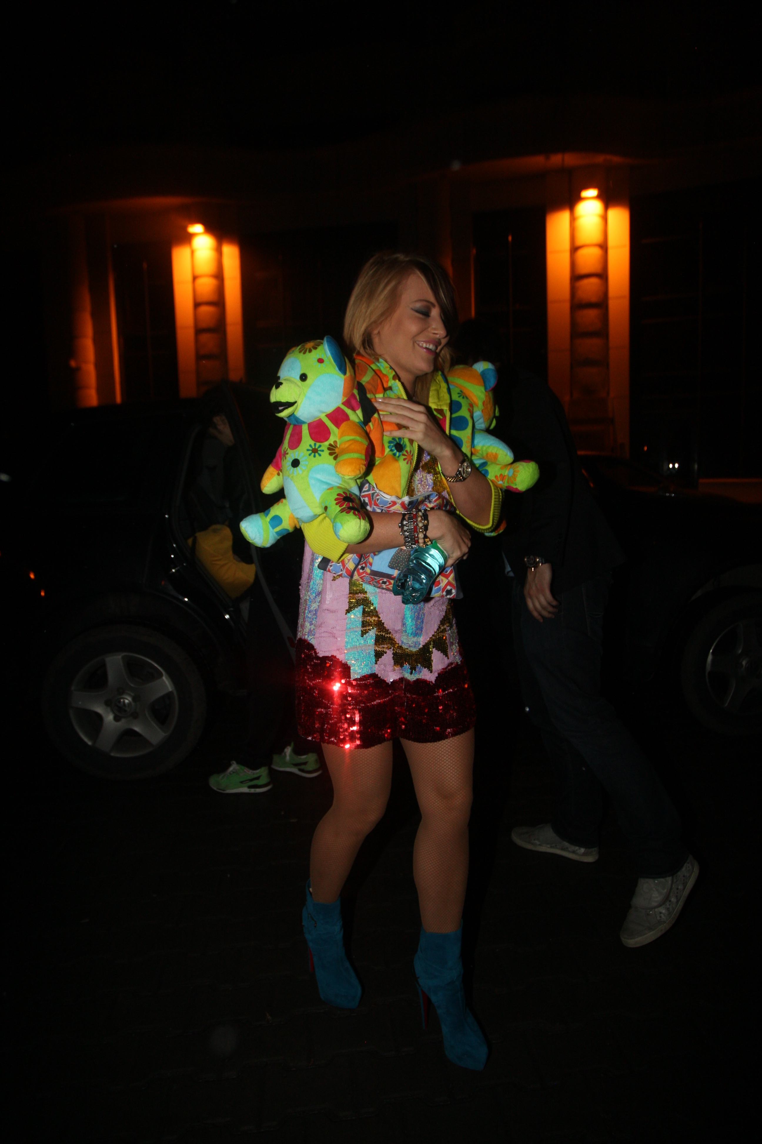 Cantareata isi etaleaza ursuletii in toata splendoarea lor si isi trage pe cap gluga cu urechi