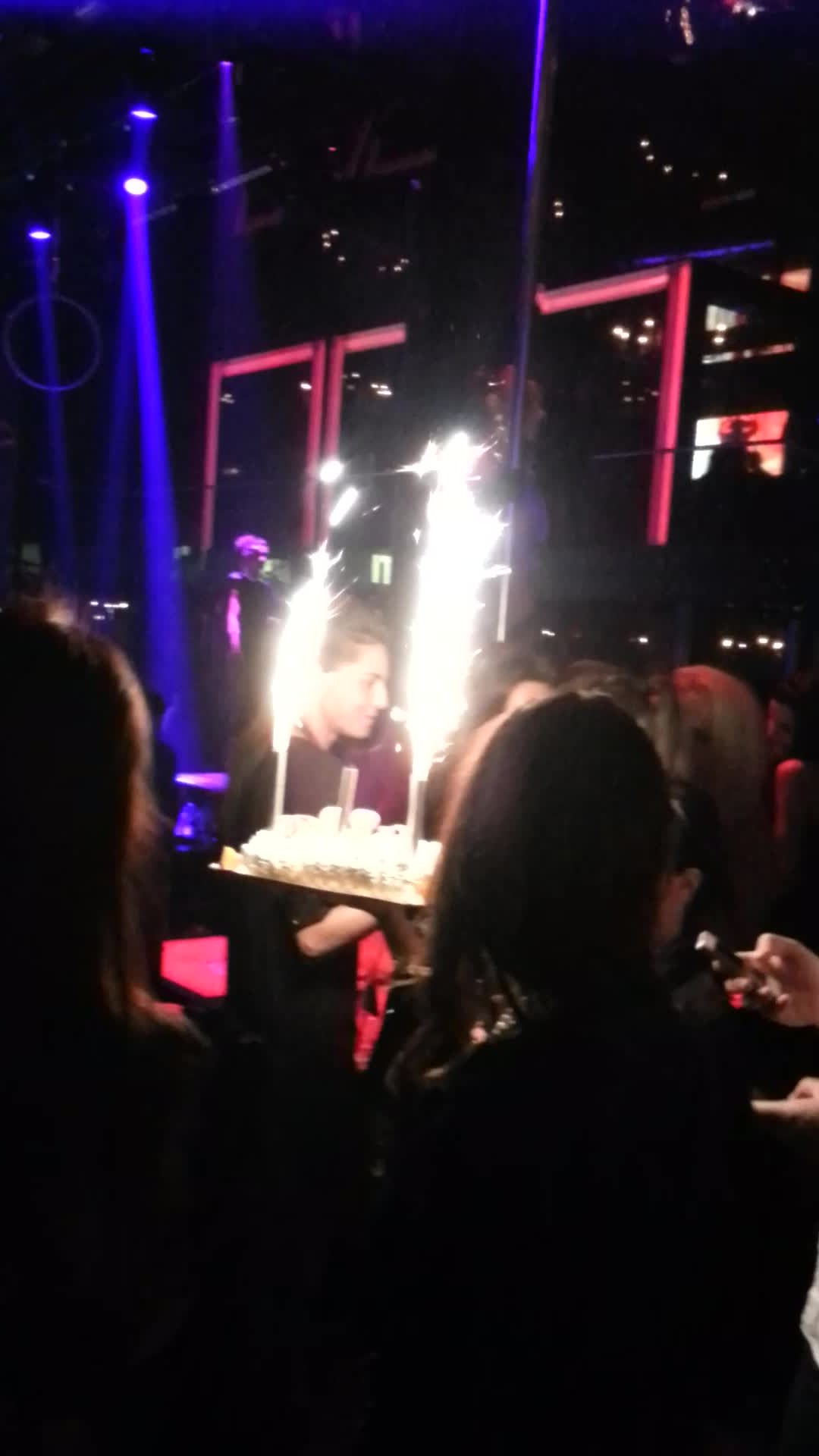 Tortul cu artificii a intors toate capetele din club