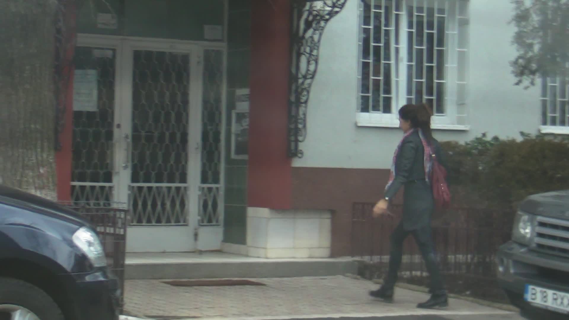 Dupa despartirea de actor, tanara intra in blocul in care locuieste