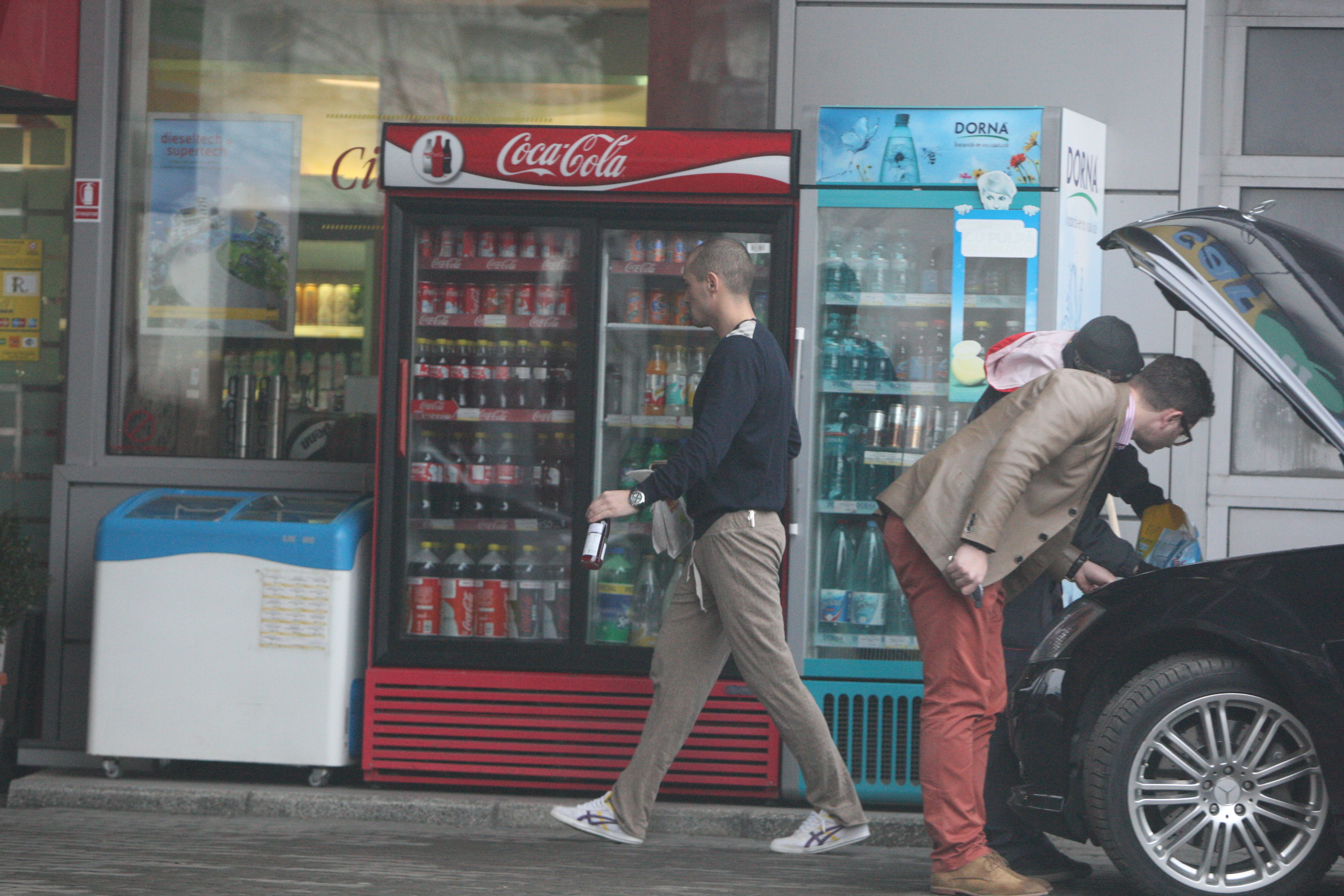 Isi ia ceva de baut si intra in benzinarie pentru un mic dejun tarziu