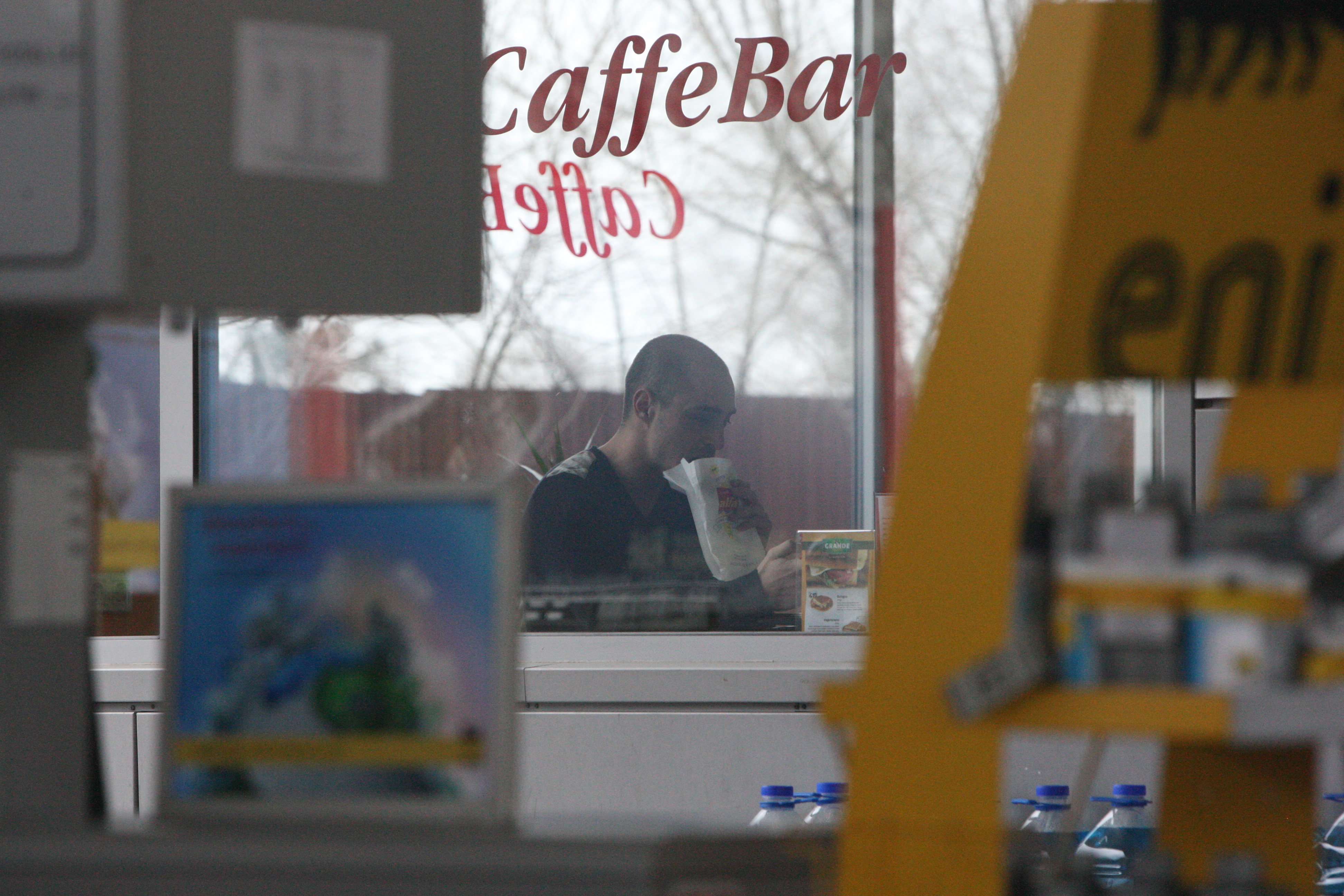 Vizibil infometat, actorul infuleca trei sanviciuri unul dupa altul