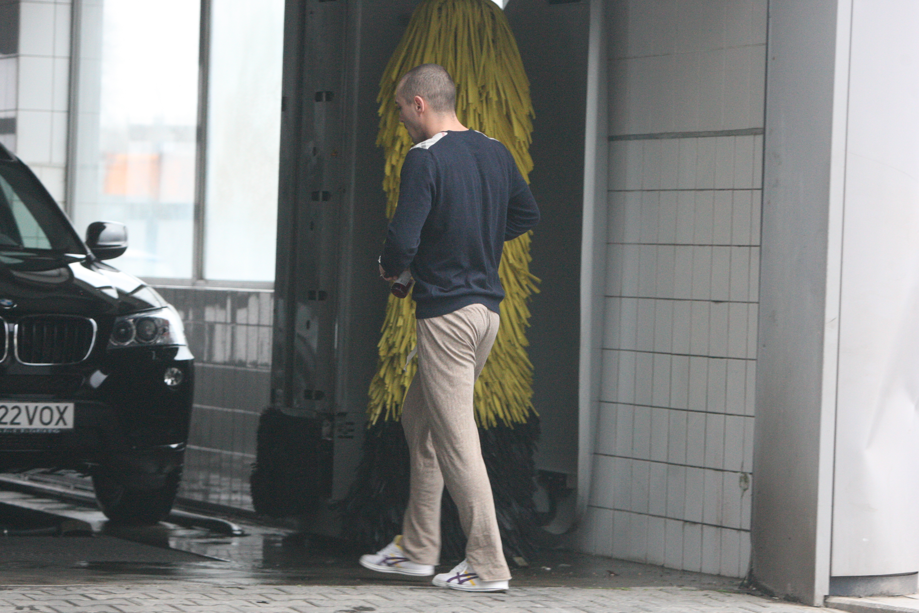 Isi ia masina de la spalatorie si porneste catre birou