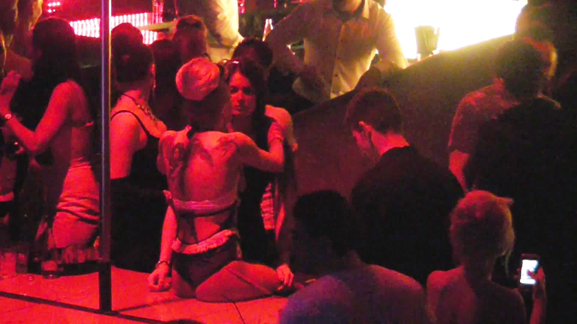 Intreaga seara, Raluka a stat de vorba cu animatoarele si angajatii din club