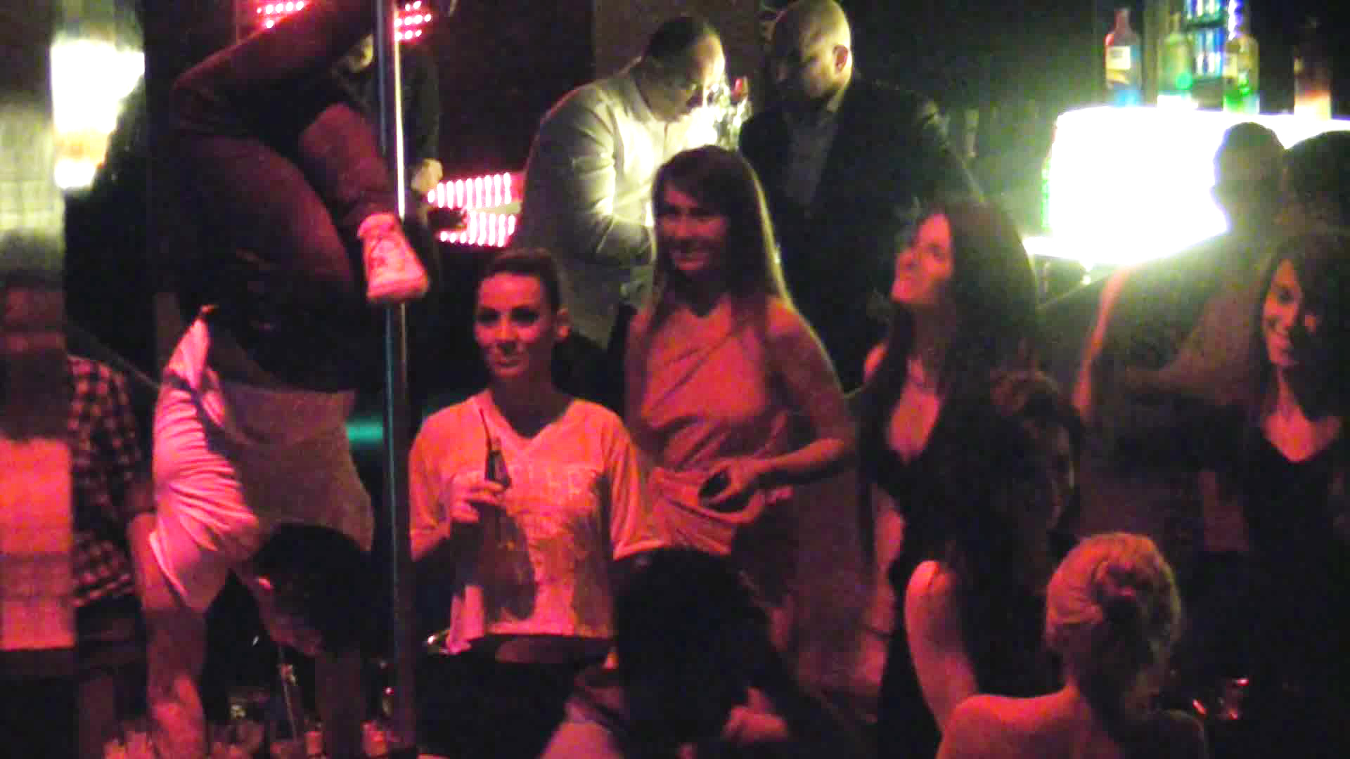 Bruneta se bucura de spectacolul oferit