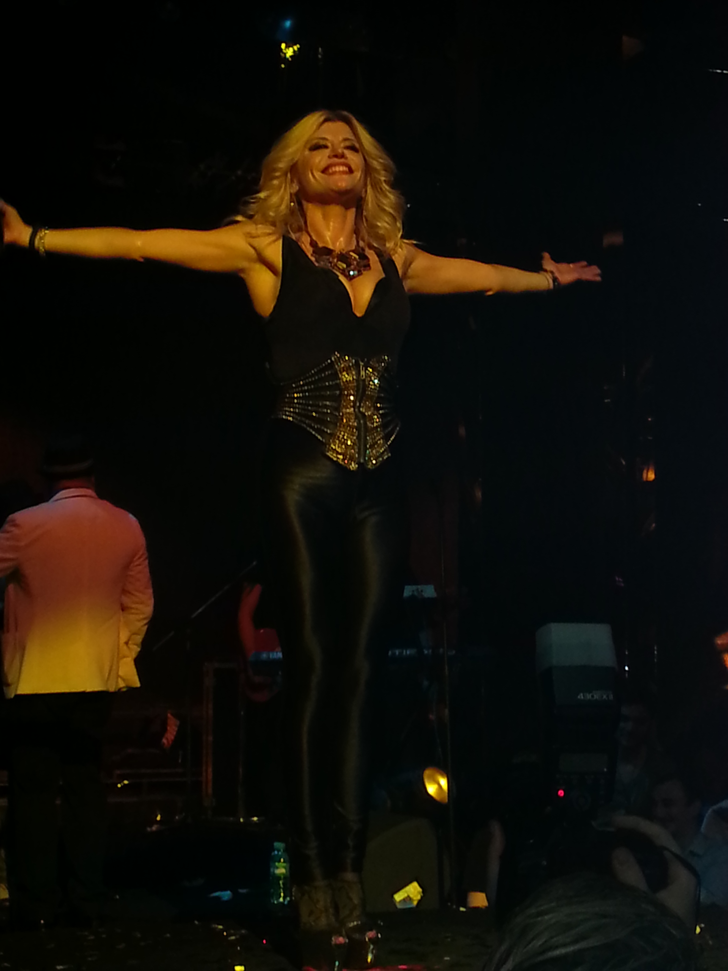 Lori a facut un mega show intr-un club de fite din Capitala