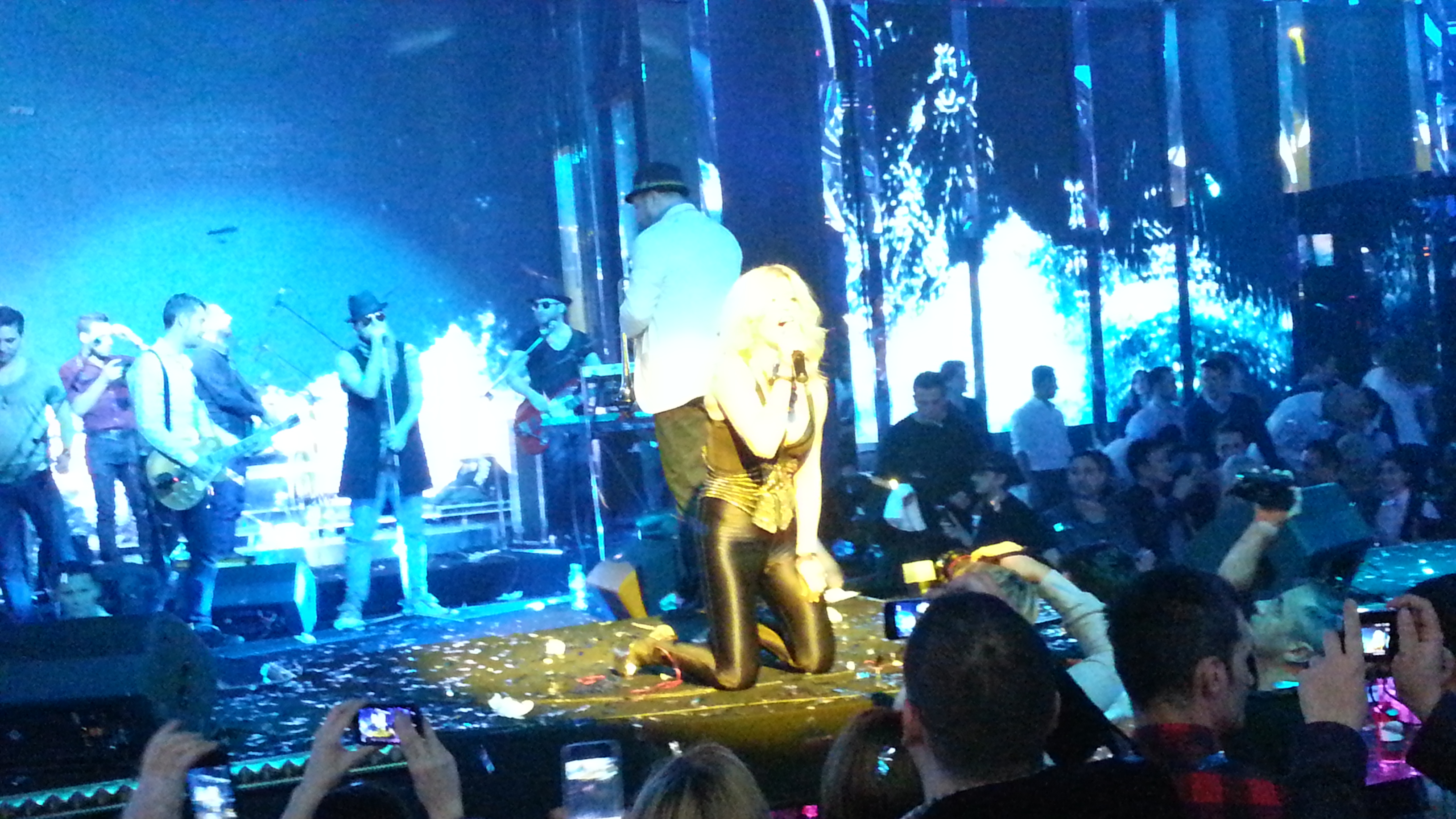 Lori s-a dezechilibrat la intrarea pe scena dar la finalul concertului audienta a ingenunchiat