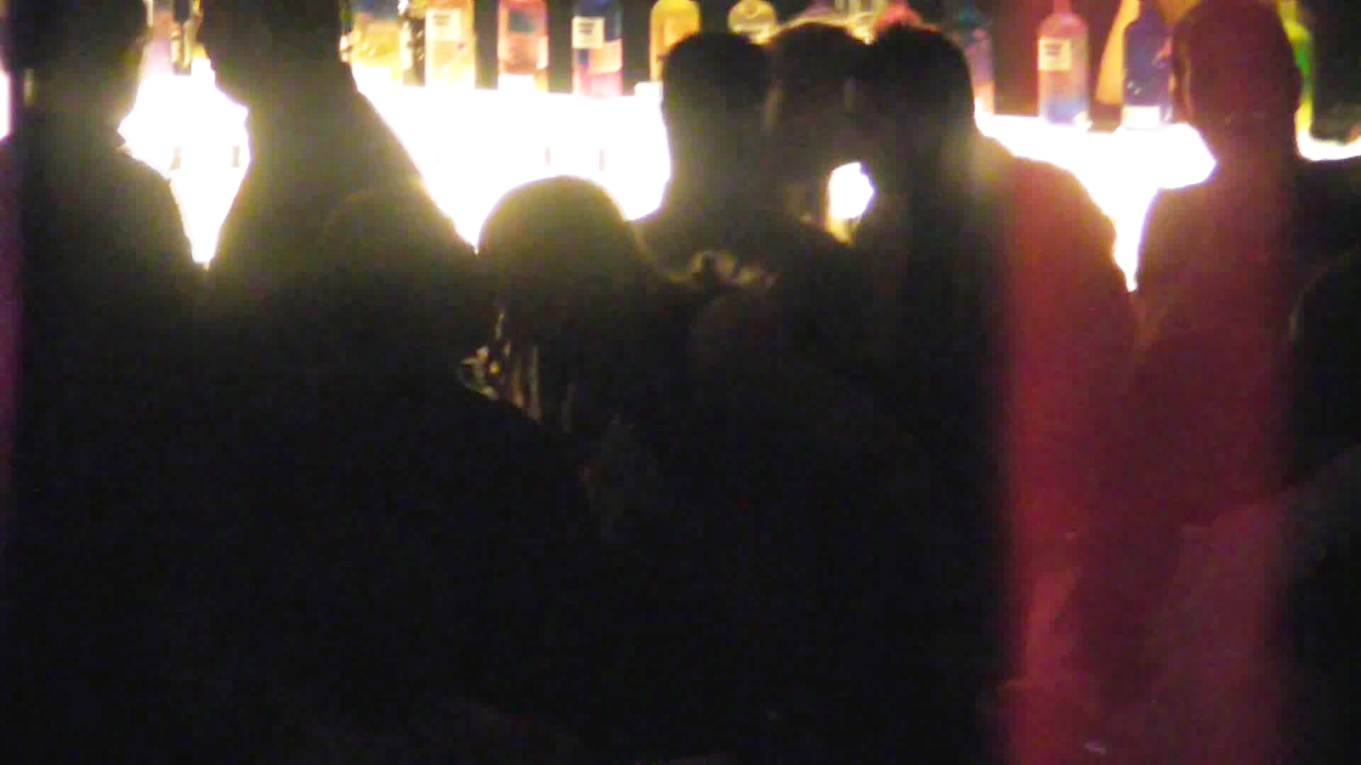 Florentina se apleaca sa-si sarute iubitul