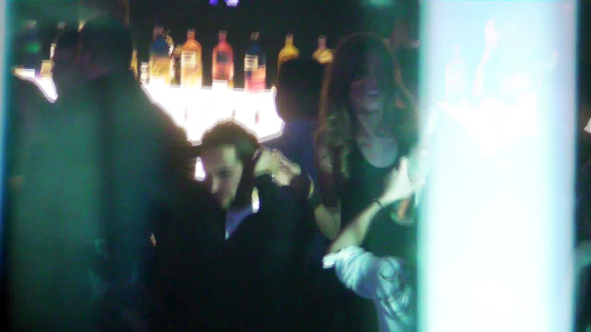 In timp ce femeia era urcata pe canapea, libanezul dansa in fata ei