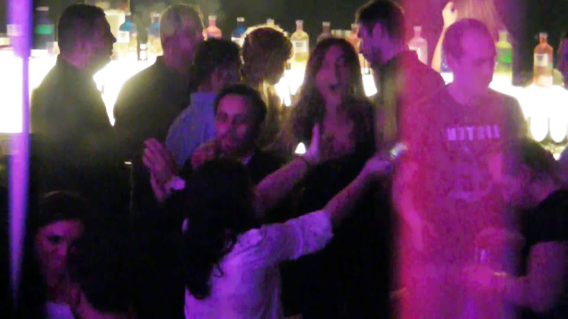 La un moment da, Jimmy este prins intre doua femei