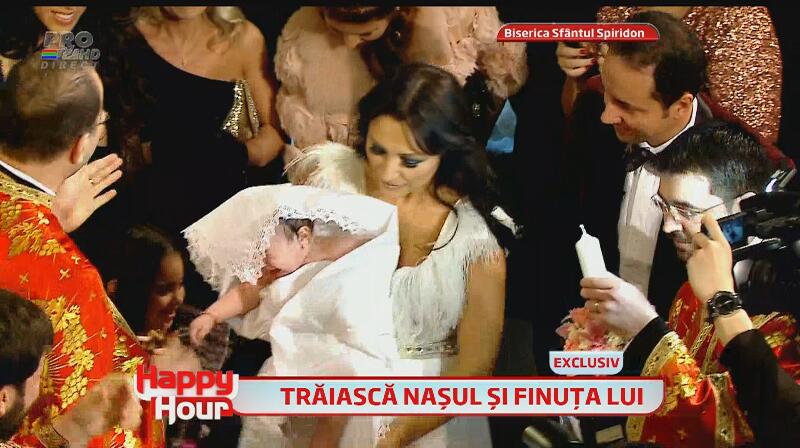 Imagini în premieră de la botezul fiicei lui Pepe! Vezi cum s-a comportat micuţa în biserică şi cum au creştinat-o naşii!