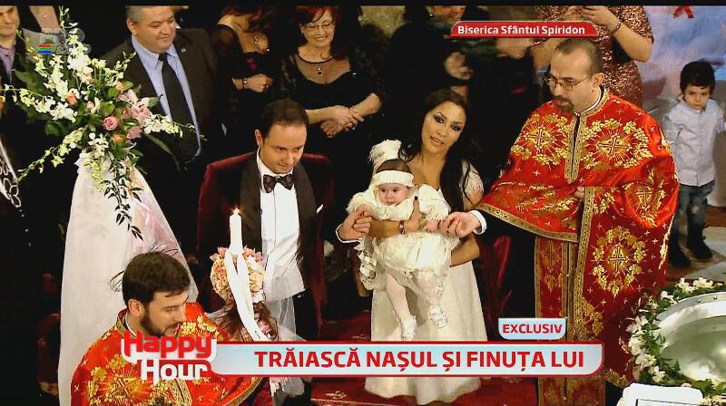 Imagini în premieră de la botezul fiicei lui Pepe! Vezi cum s-a comportat micuţa în biserică şi cum au creştinat-o naşii!