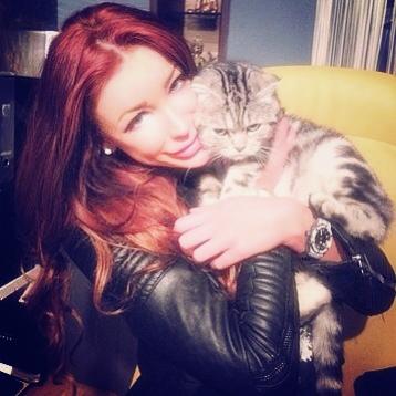 Bianca Drăguşanu, cu pisicuţa la vedere! Uite în ce ipostaze afectuoase s-a lăsat pozată roşcata!