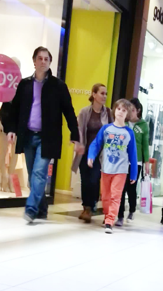 Andreea Esca si-a petrecut seara de duminica la mall, cu familia