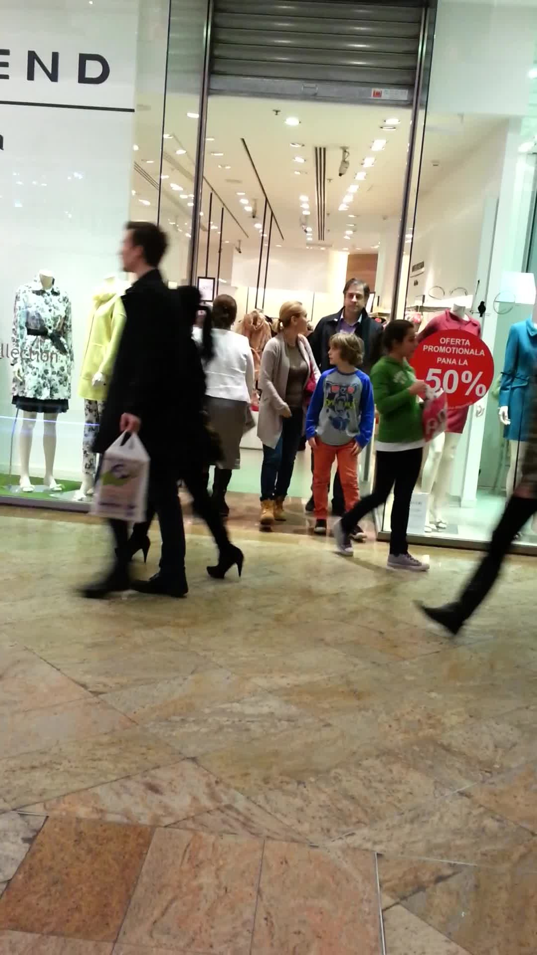 Andreea, Alexandre si copiii lor au intrat in cateva magazine, dar nu si-au cumparat nimic