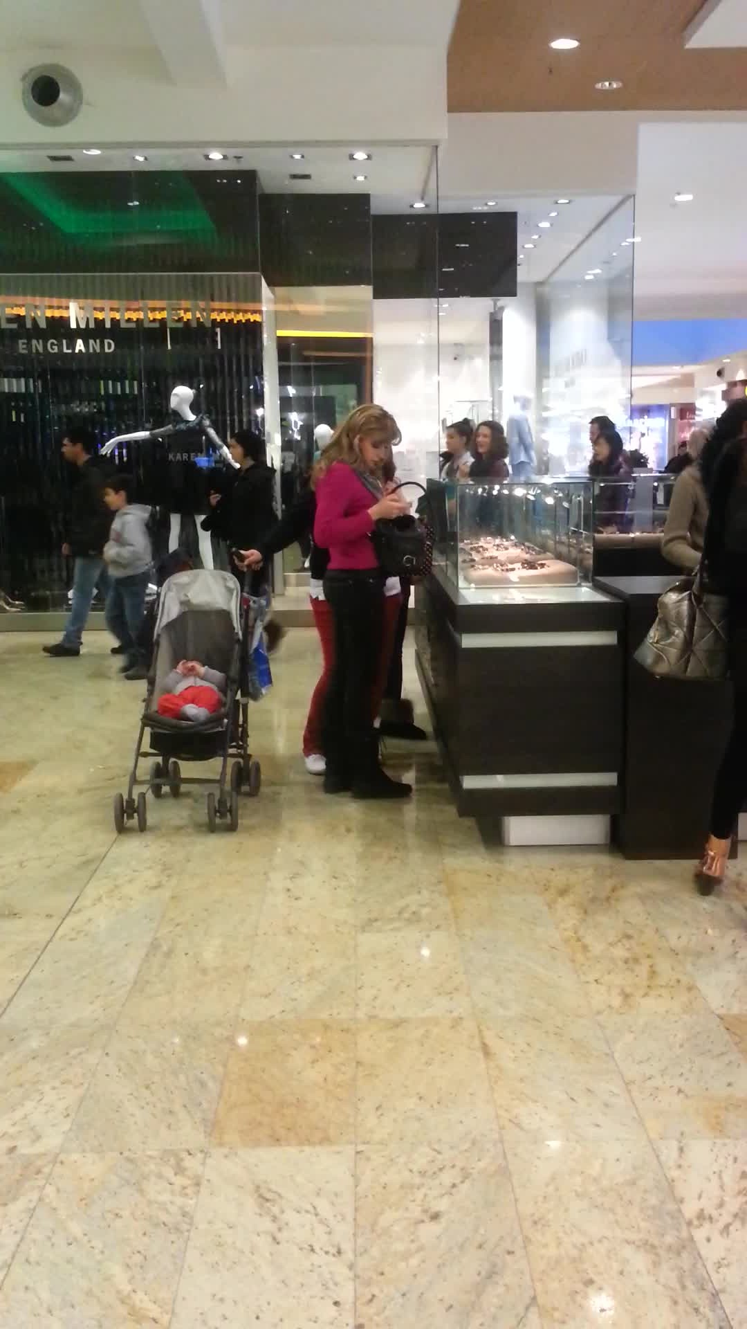 Alexandra Velniciuc s-a uitat la bratari timp de cateva minute, dar nu s-a hotarat la nici un model