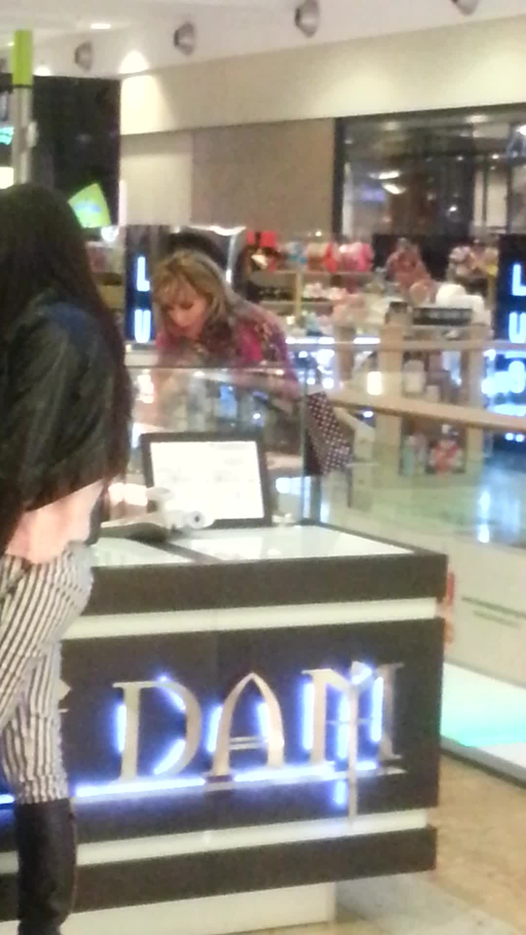 Partenera de platou a lui Horia Moculescu a plecat grabita de la bratari, pentru a ajunge la film