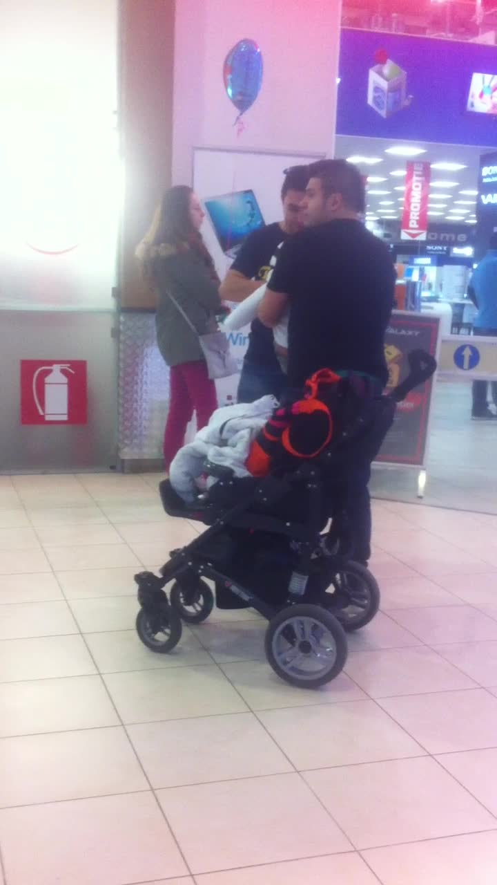 La iesirea din mall, Edi Stancu s-a oprit sa-si imbrace copilul