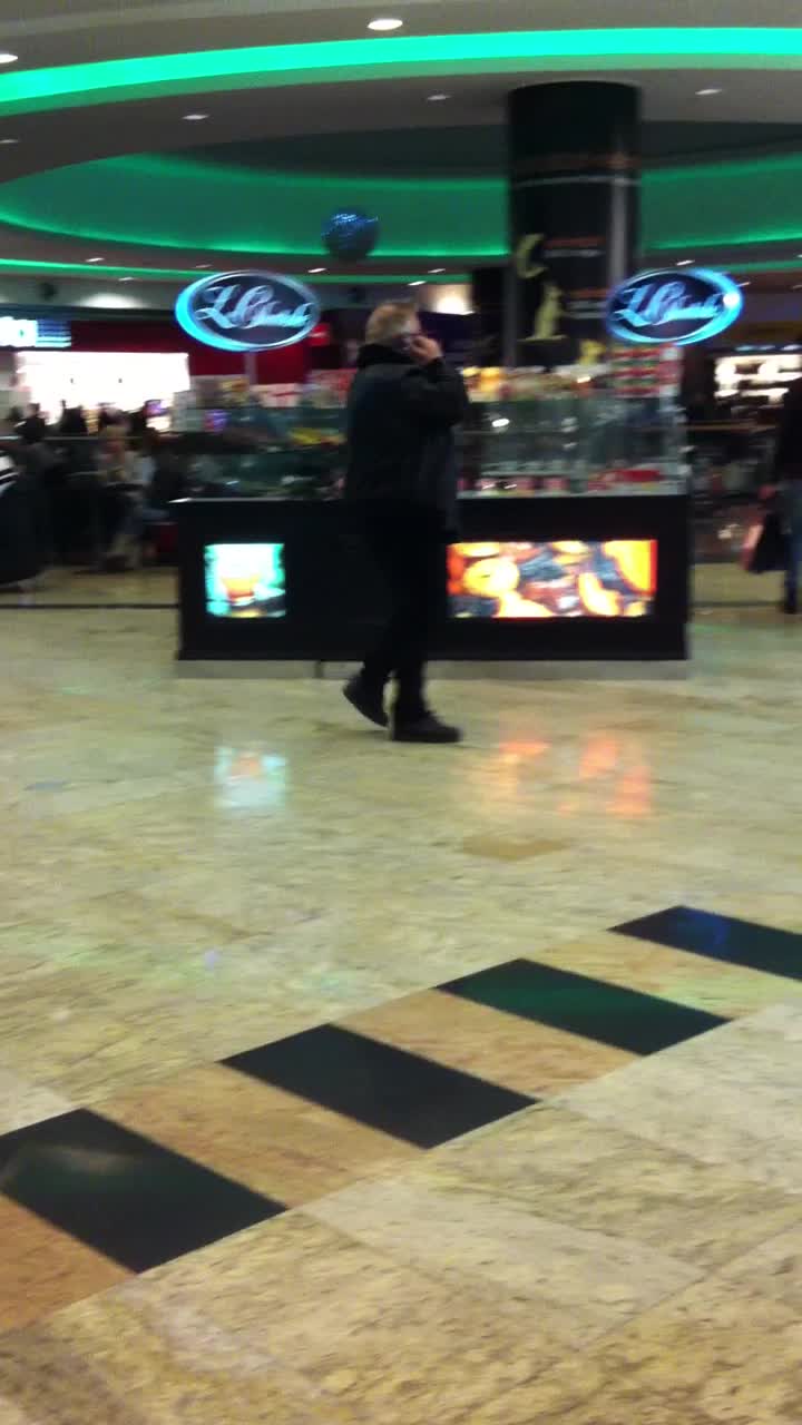 Tandarica s-a plimbat prin mall sambata seara aproximativ 20 de minute