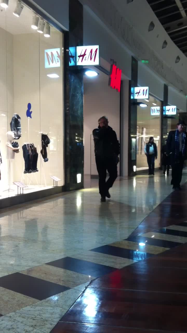 Artistul a fost atat de preocupat de convorbirea telefonica incat a mers la intamplare pe culoarele centului comercial