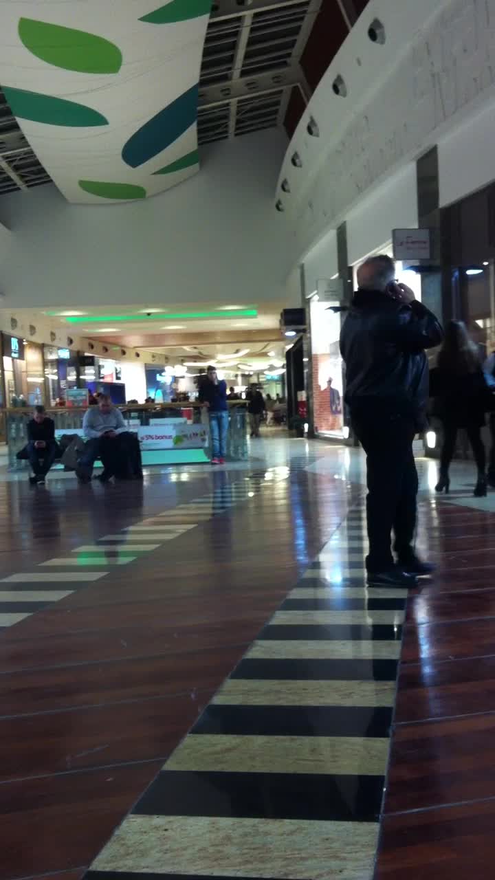 Tandarica a intrat si in cateva magazine, intamplator, in timp ce vorbea la telefon