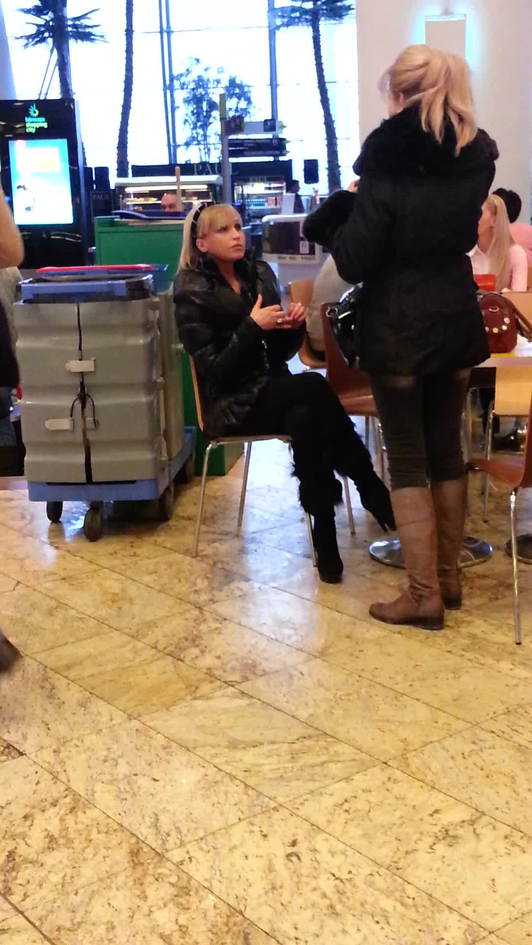 Simona Dichiseanu a iesit la mall cu o prietena