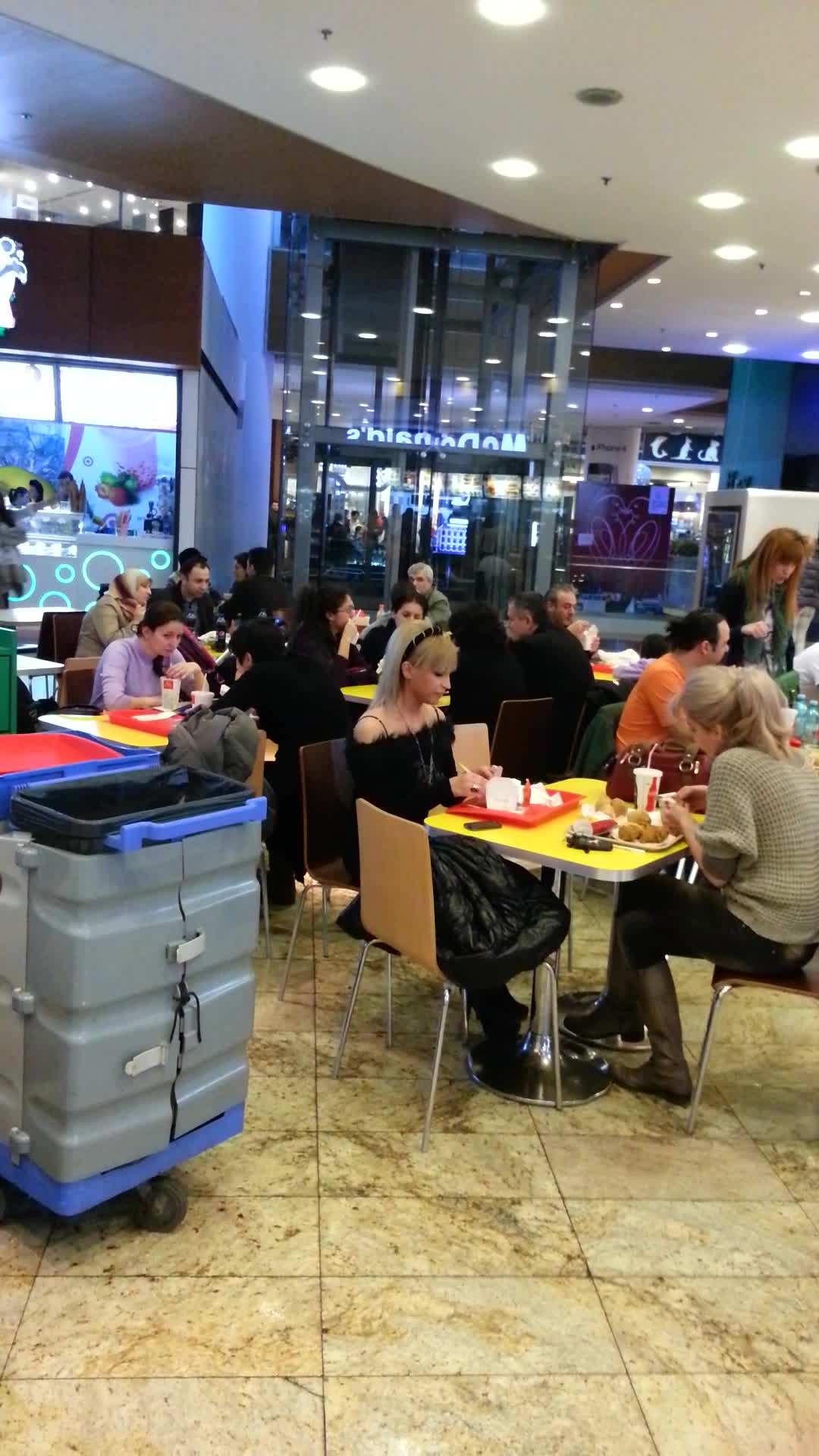 Blonda a comandat un orez simplu, in timp ce amica ei s-a desfatat cu aripioare de pui si cartofi prajiti