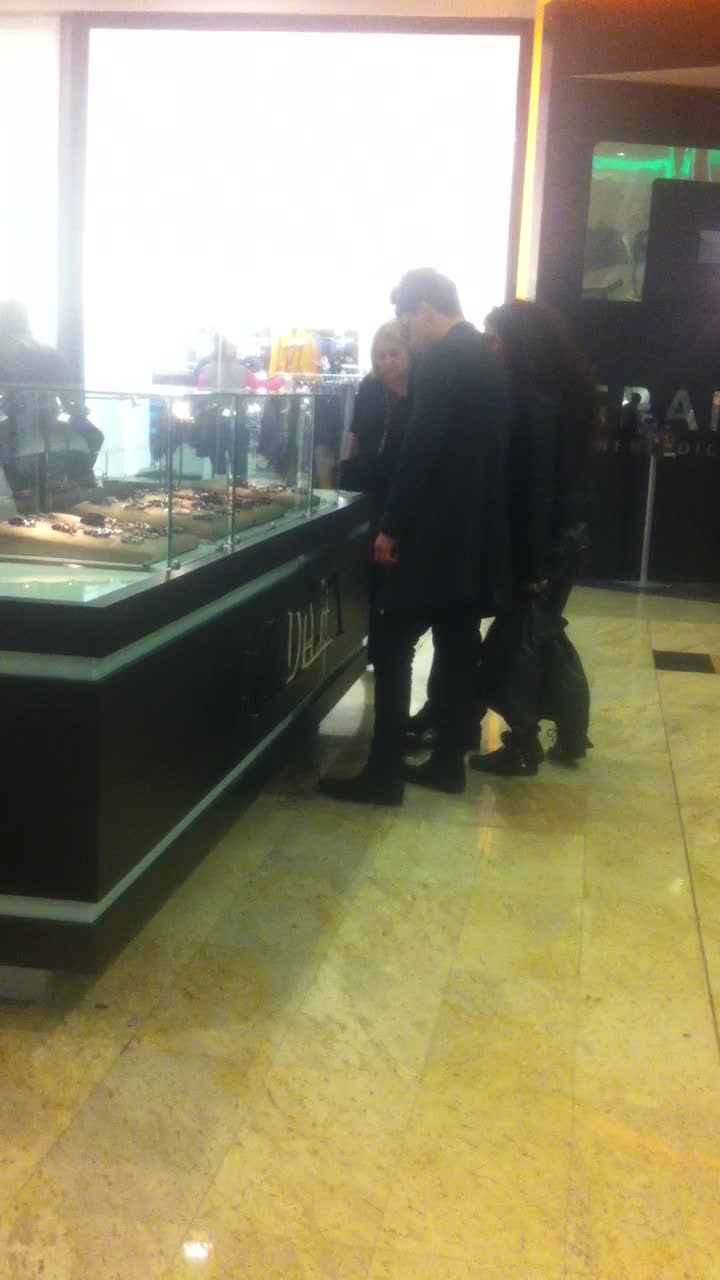 Iulian Demeter a iesit in mall cu mama si cu tata