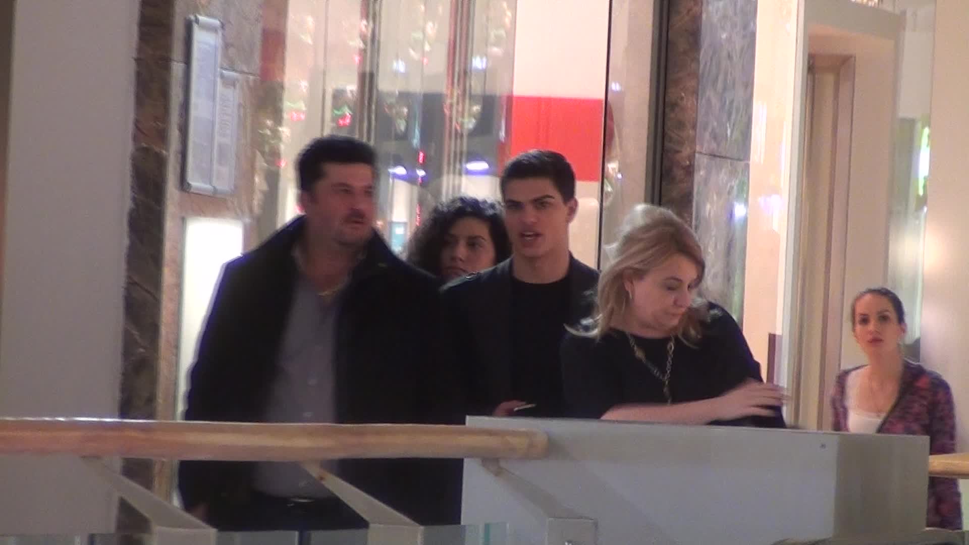 Manechinul pare sa se simta foarte bine in compania familiei sale