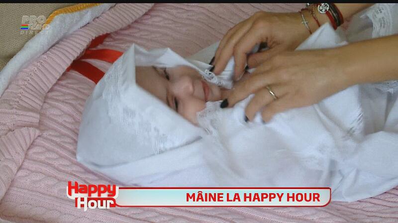 La o zi de la botez, Andra i-a făcut baie fetiţei lui Pepe în apă în care a pus aur şi miere, să-i fie viaţa dulce!