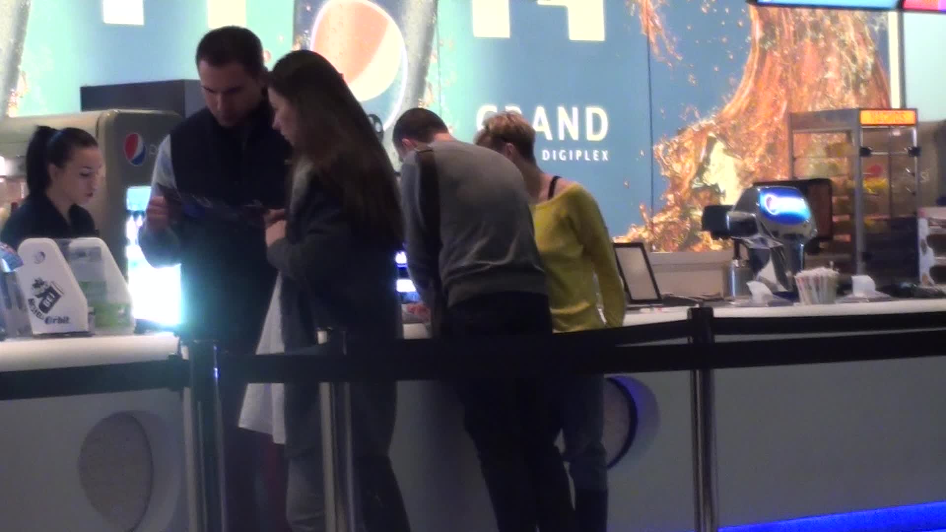 Cei doi isi aleg un film