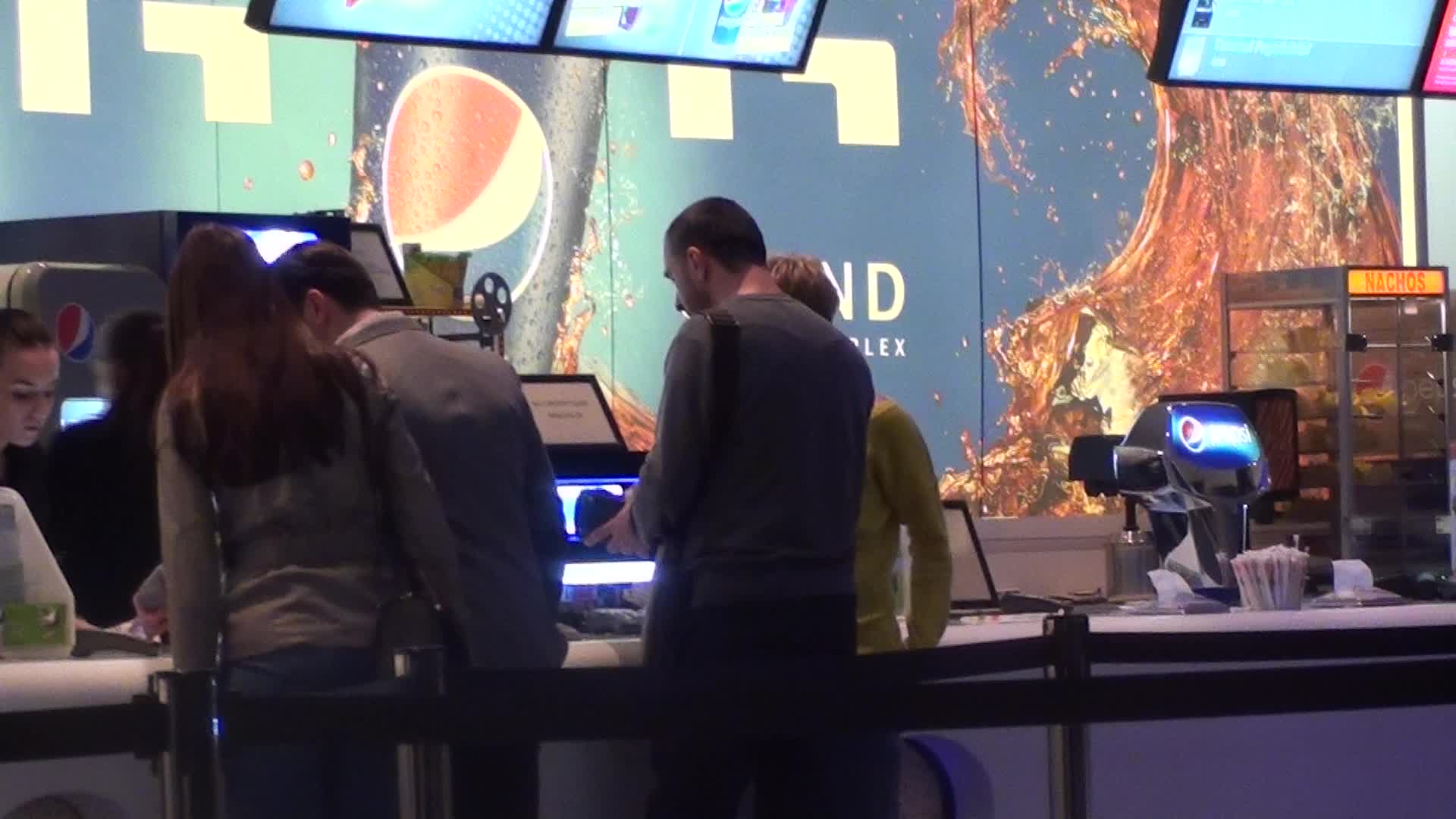 Dragos Bucur scoate portmoneul si achita contravaloarea tichetelor