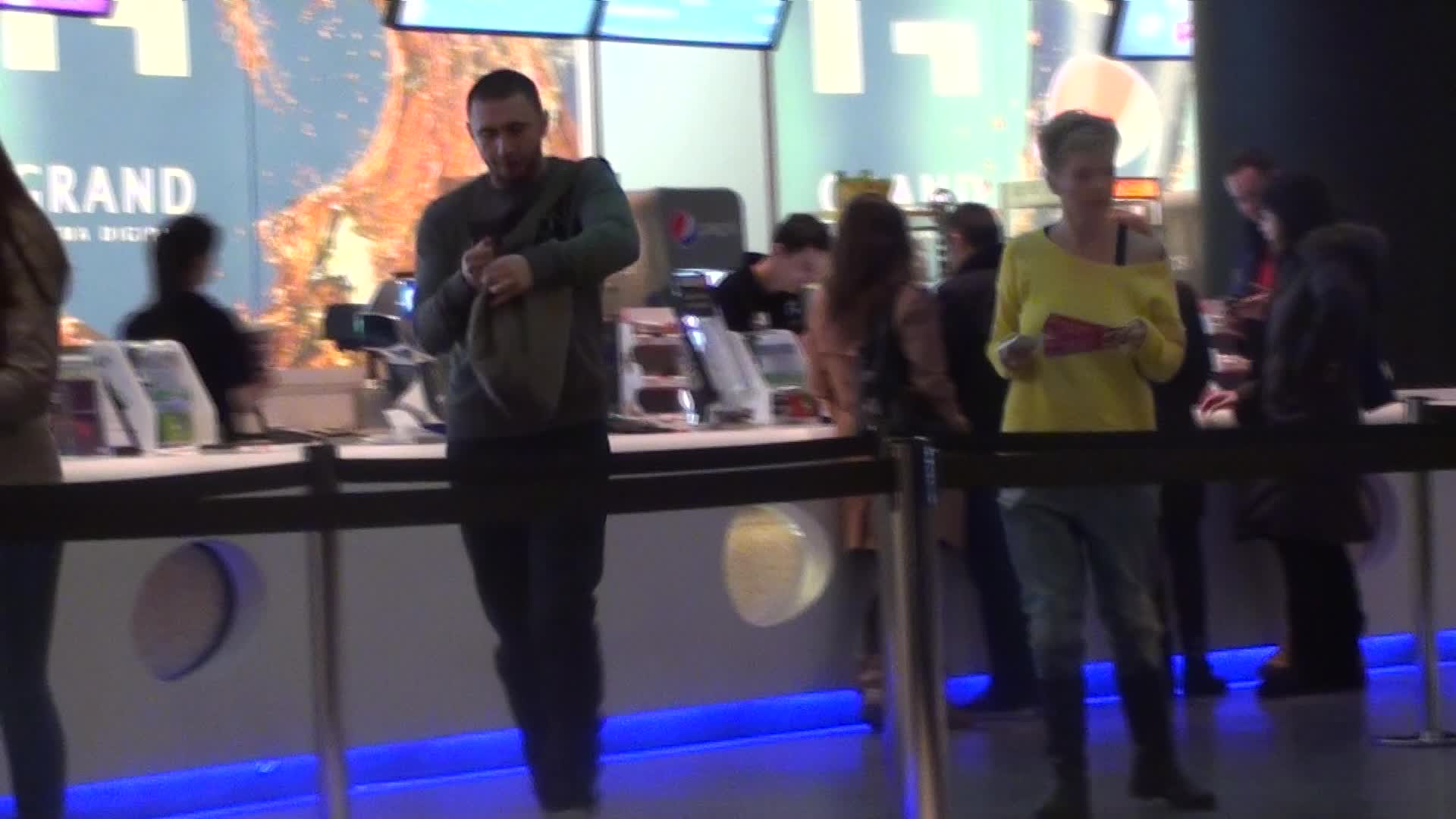 Cei doi soti se indeparteaza de langa ghiseu