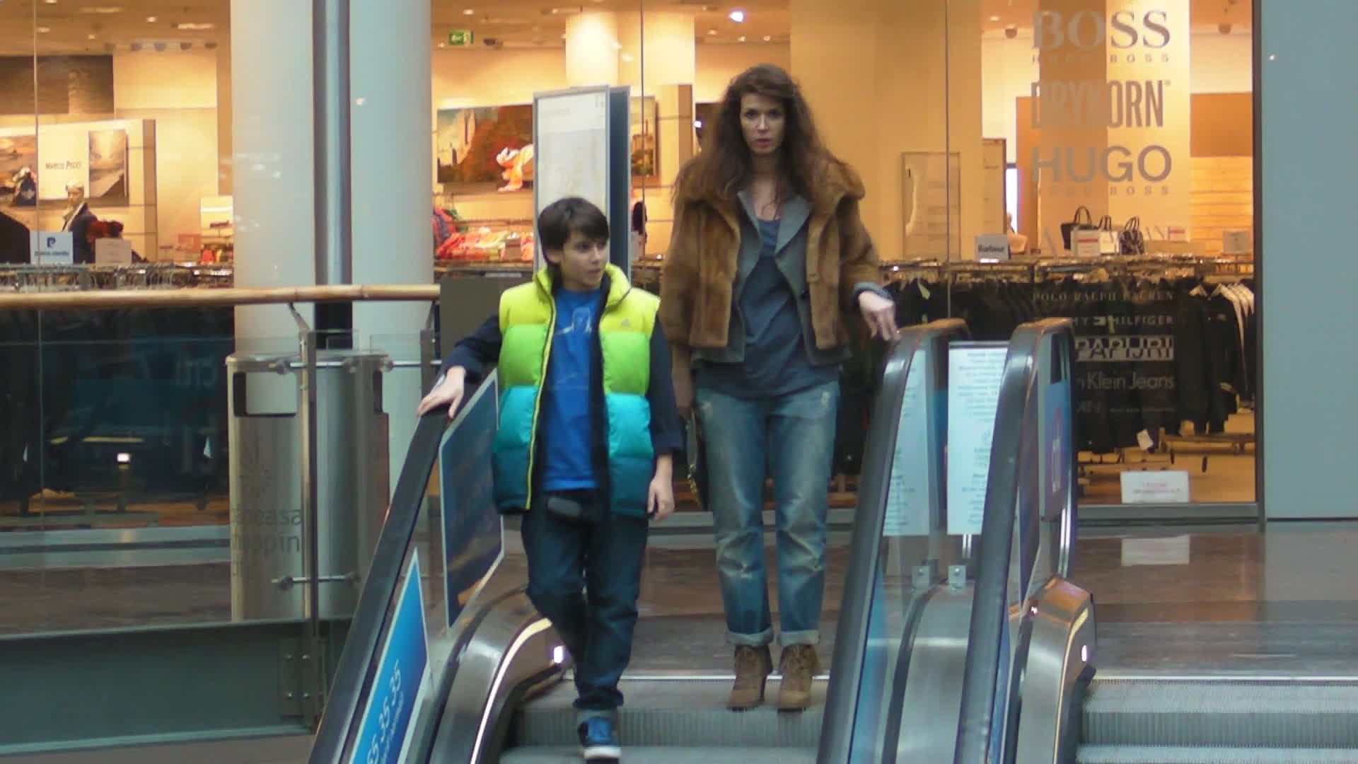 Alina si Michael merg la cinematograful din incinta mall-ului