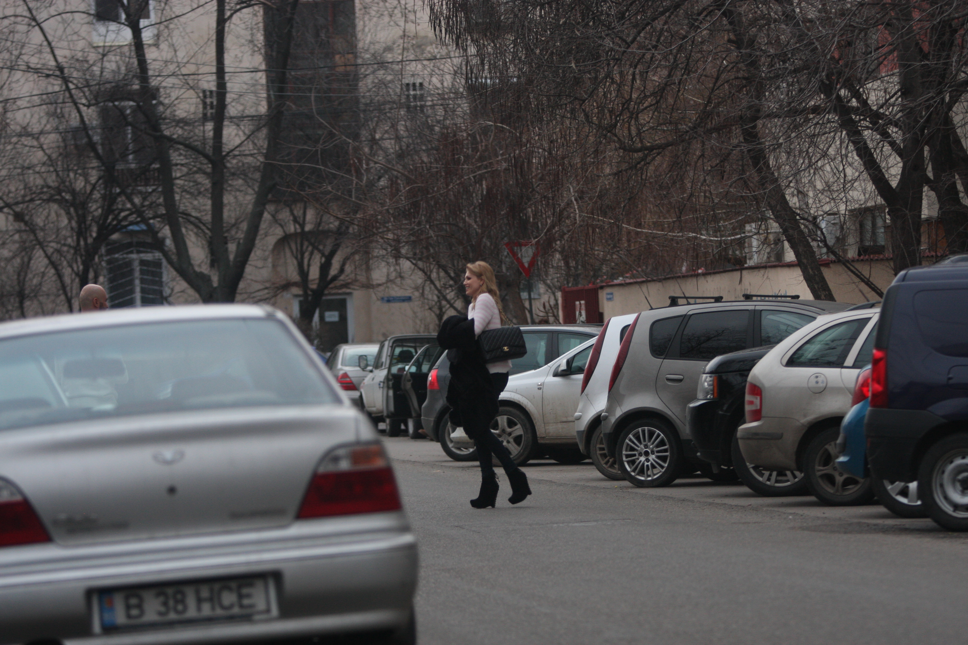 Cantareata afiseaza un zambet larg cand il zareste pe barbatul care o astepta