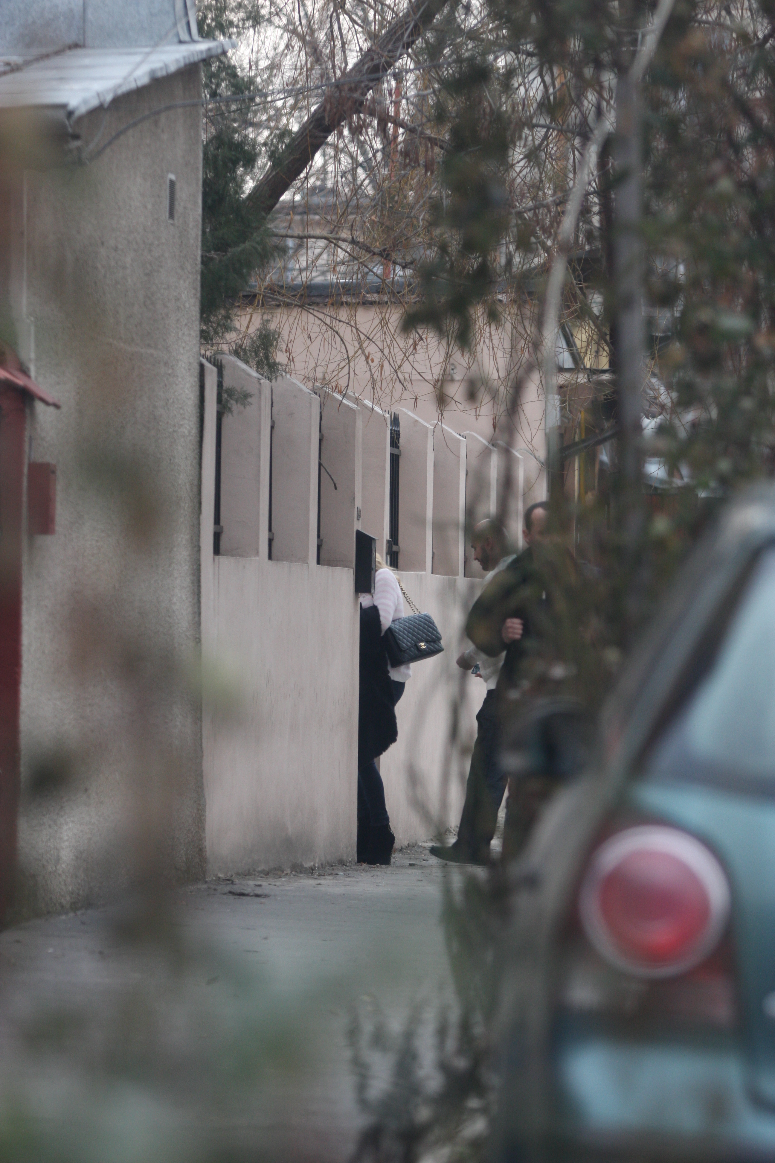 Ea este urmata de barbatul care a intampinat-o