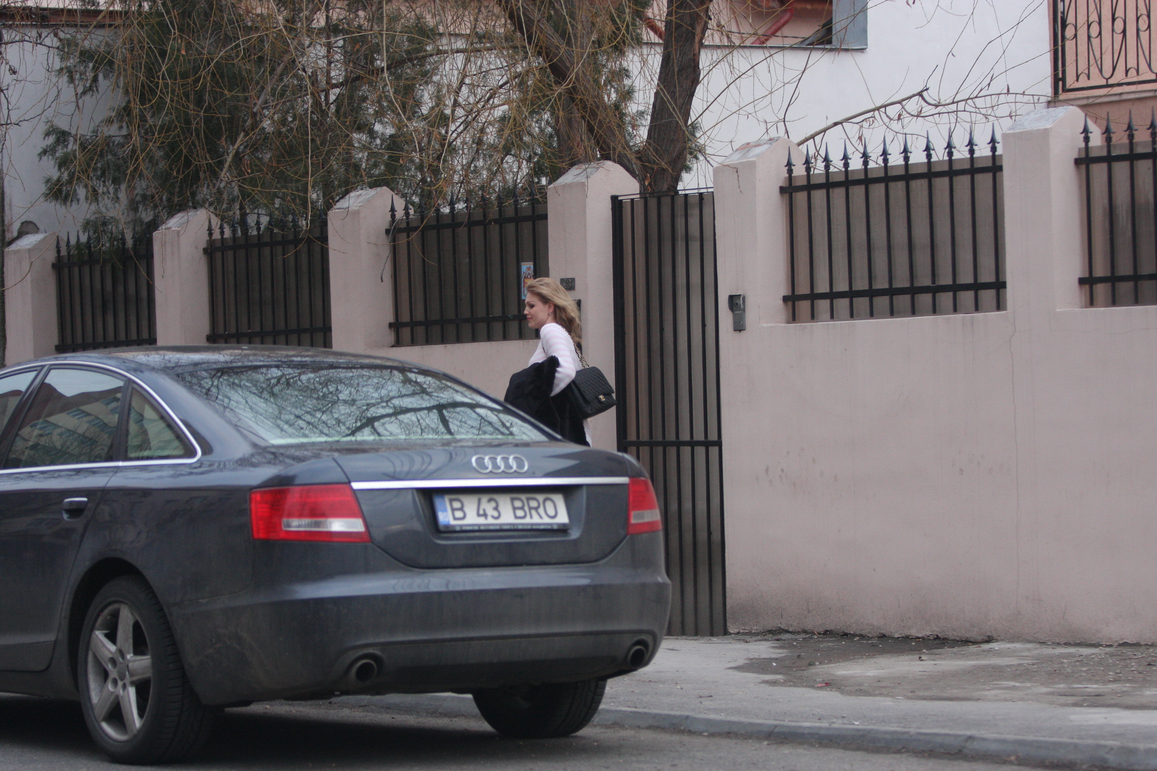 Dupa un timp, artista paraseste casa