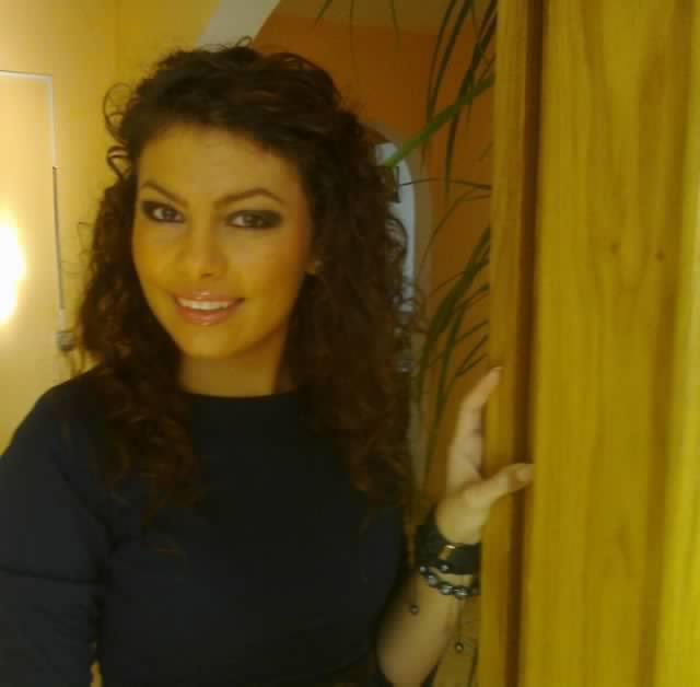 Elena are 22 de ani si este studenta la doua facultati