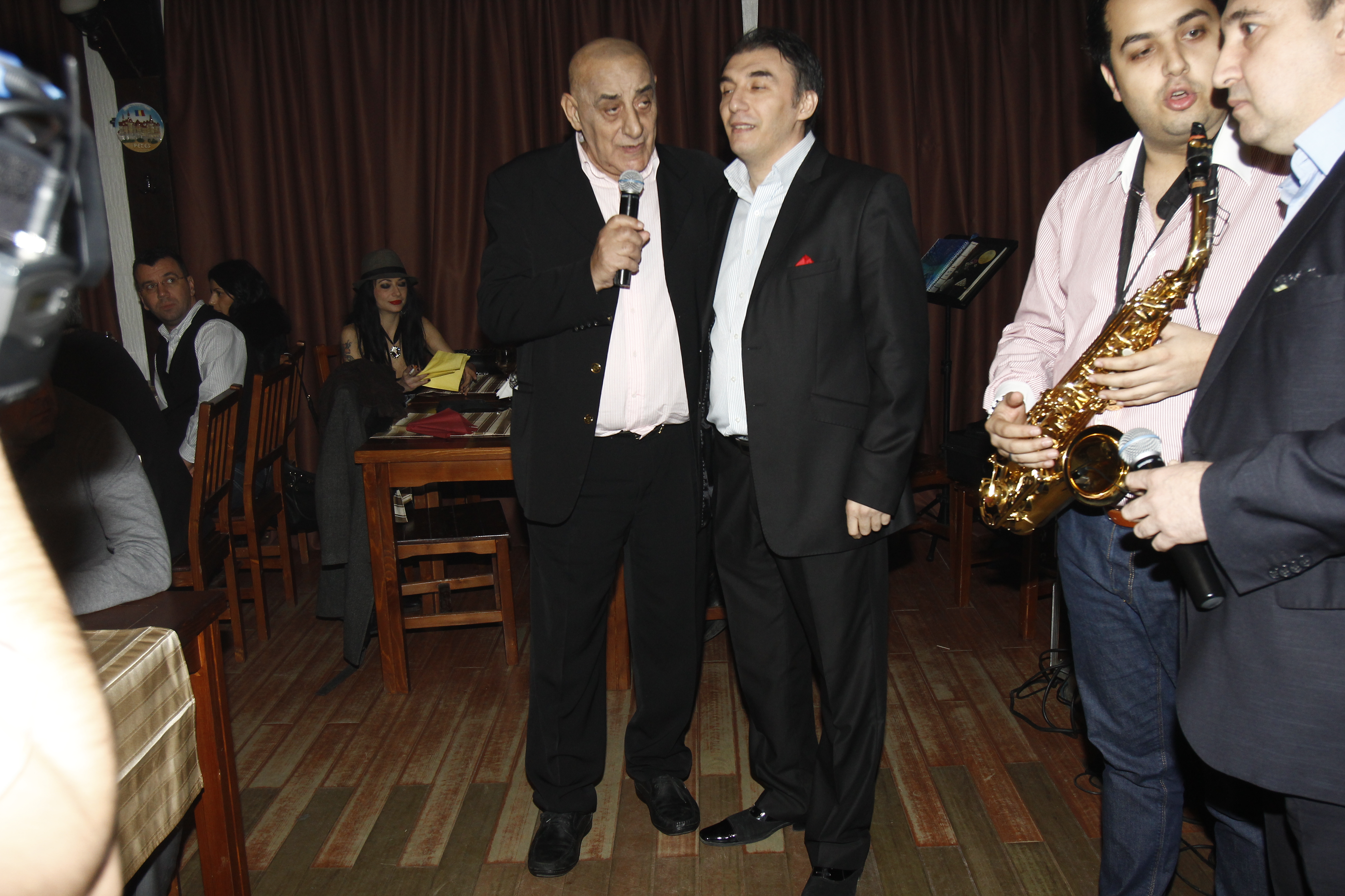 Viorel Lis si-a luat inima in dinti si a cantat cateva refrene la ziua lui, alaturi de un cunoscut manelist