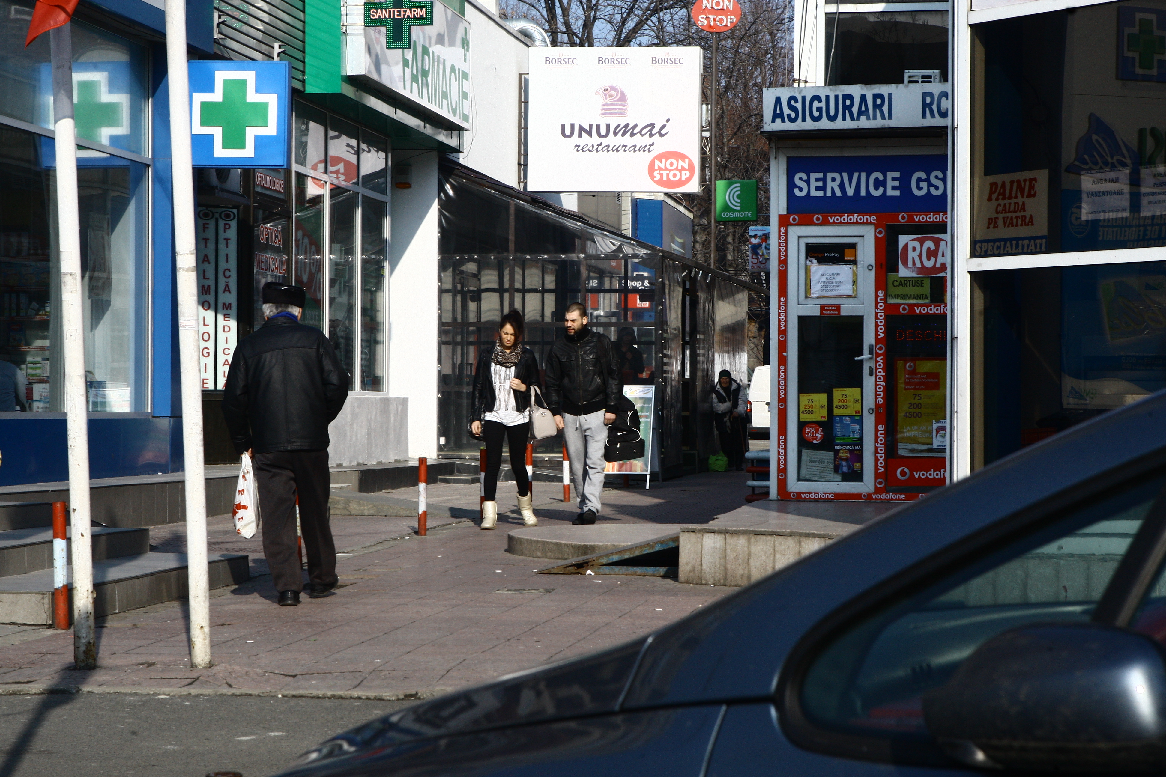 Raluka si Didier se uita in vitrina magazinelor alimentare, dar nu intra