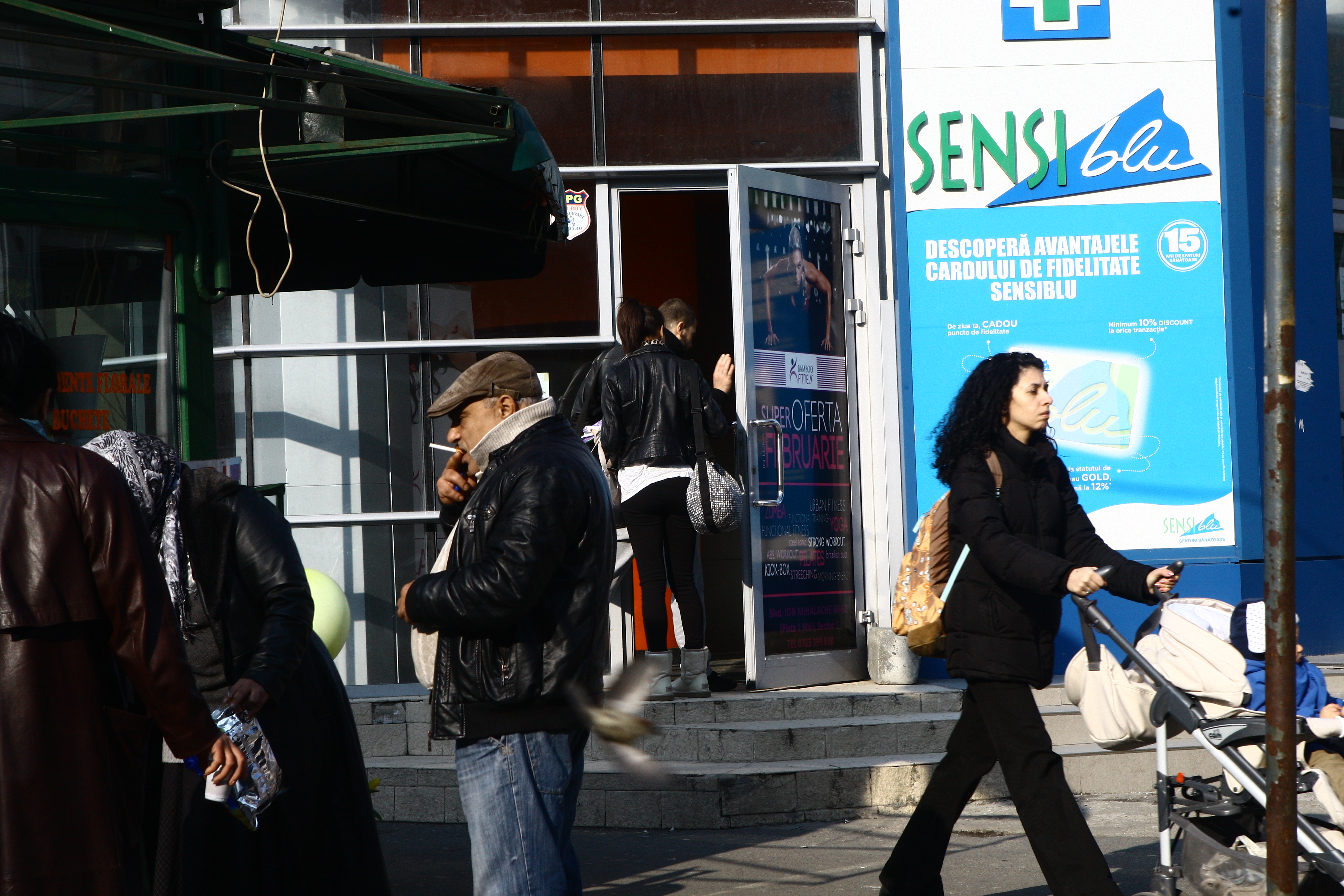 Lauka si iubitul intra impreuna in sala de forta