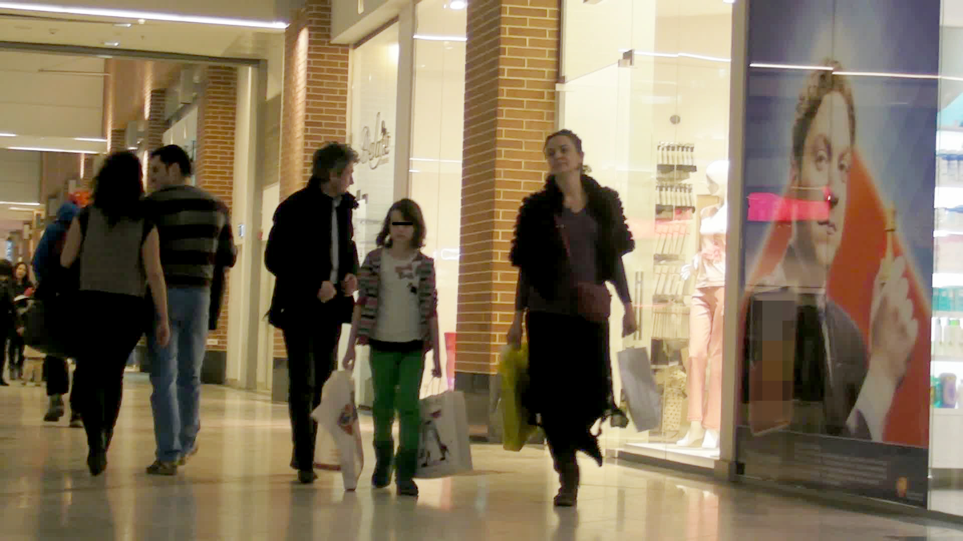 La plecare, Maia Morgenstern si fiica sa duc in maini sacosele pline de cumparaturi