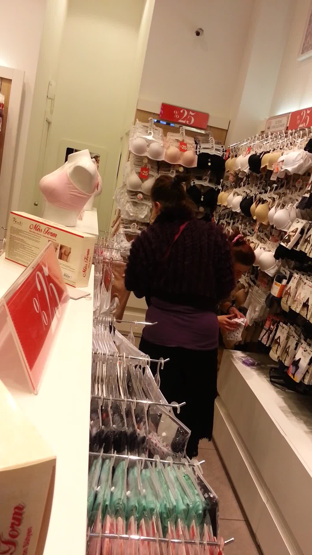 Maia Morgenstern se uita la o bustiera elastica