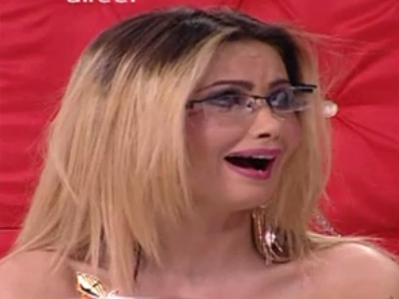 Oana Zăvoranu, cu sânii pe afară în postura de asistentă TV! Uite-o pe blondină cum poate arăta cu ochelari de tocilară!