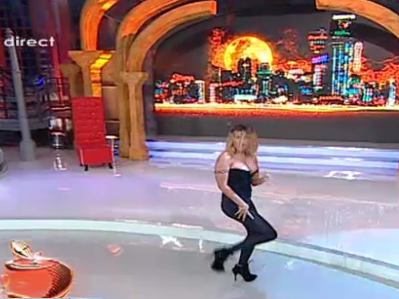 Oana Zăvoranu, decoltată maxim în postură de asistentă TV! Uite-o pe blondină cu sânii ieşiţi din decolteu, în ipostaze sexy!