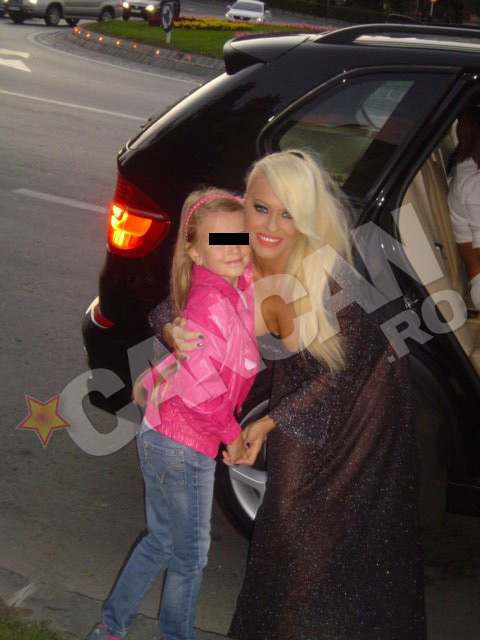 Anda Adam adora sa fie inconjurata de copii