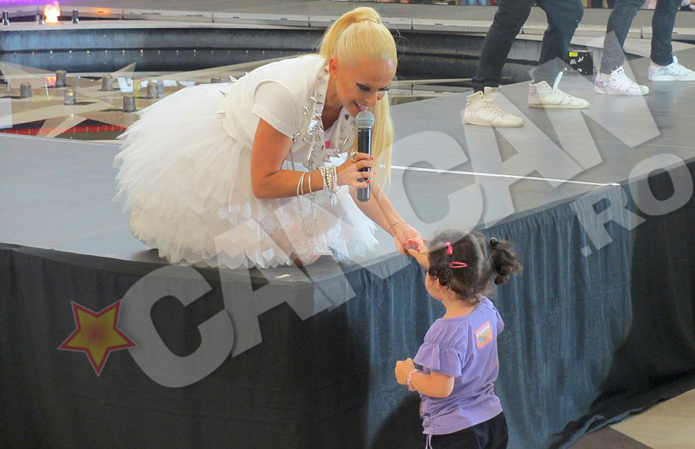 Anda Adam adora sa fie inconjurata de copii