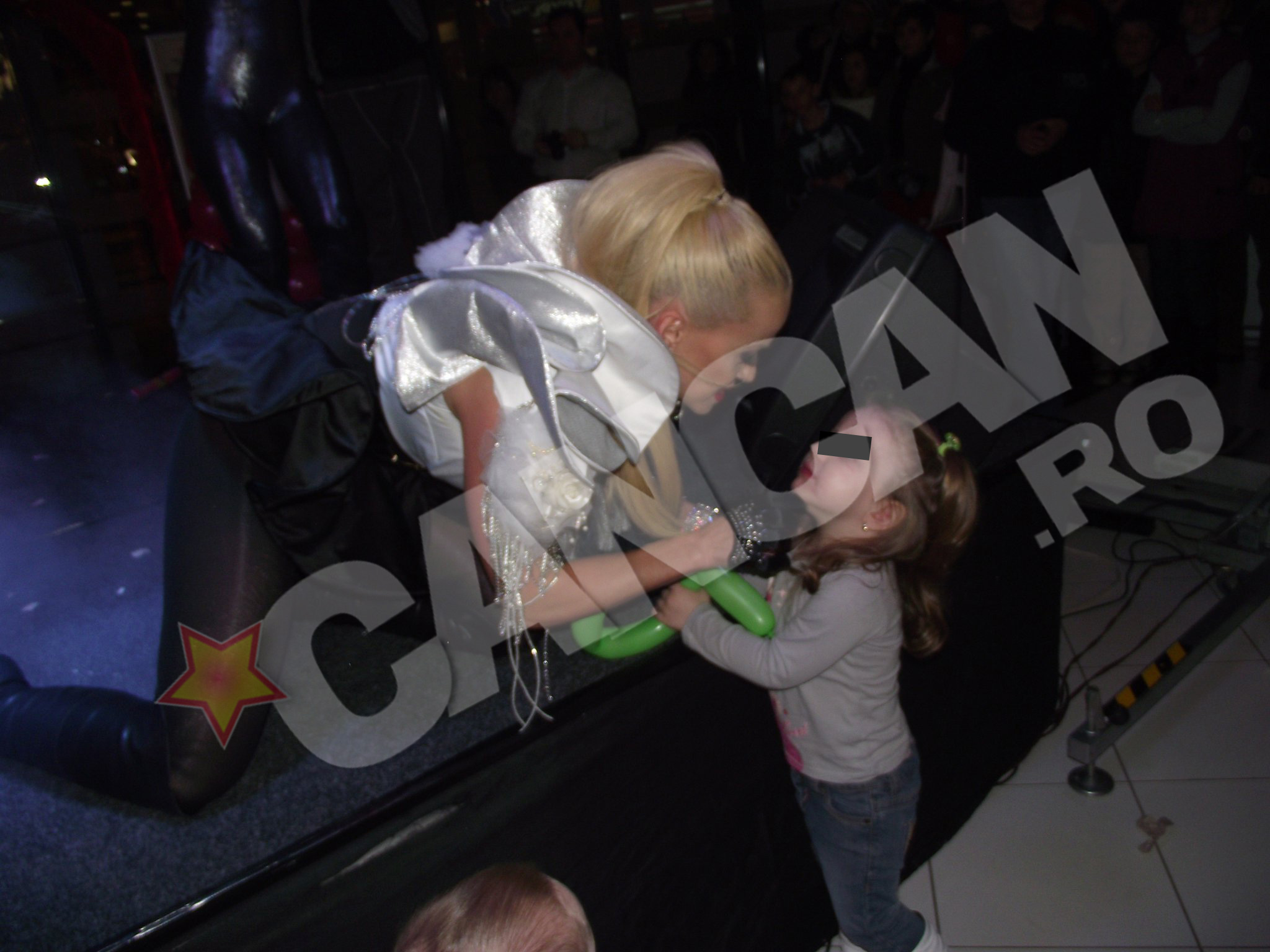 Anda Adam adora sa fie inconjurata de copii