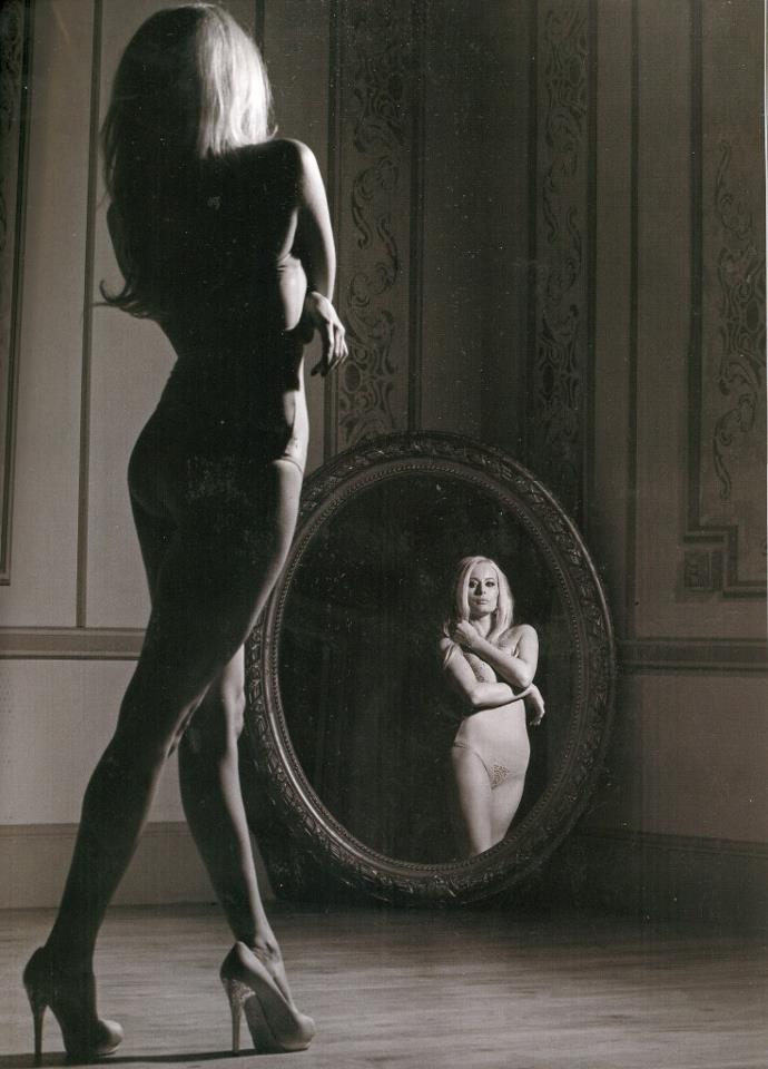 Imaginea aşteptată de fanii săi! Laura Cosoi s-a pozat în lenjerie intimă, încălţată cu tocuri!