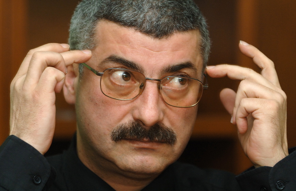 Silviu Prigoană cu o limuzină de sute de mii de euro, Adriana pe jos! Bahmuţeanca şi-a scos Dacia la vânzare!